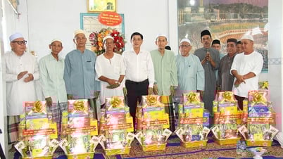 El vicepresidente del Comité Popular Provincial de An Giang, Le Van Phuoc, visitó y deseó un feliz año nuevo al pueblo étnico Cham en la comuna de Chau Phong.