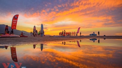 Paddling SUP ដើម្បីស្វាគមន៍ថ្ងៃរះ - បទពិសោធន៍ដែលទាក់ទាញភ្ញៀវទេសចរនៅ Da Nang