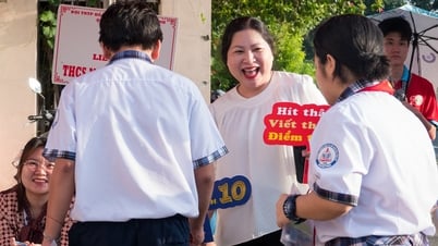Thầy cô TP.HCM mặc áo lớp, cầm biển cổ vũ, 'Cả thế giới tin em làm được'!