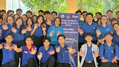 Thăm, tặng quà đội hình tình nguyện “Tiếp sức mùa thi”