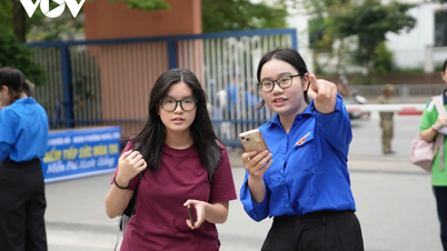 Những thí sinh đầu tiên đã có mặt làm thủ tục thi vào lớp 10 tại Hà Nội