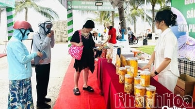 12 stands que exhiben y presentan productos típicos de Khanh Hoa
