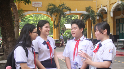 Đề thi Ngữ văn gồm 2 phần: Đọc hiểu văn bản văn học và viết đoạn văn nghị luận văn học; Đọc hiểu văn bản nghị luận và viết bài văn nghị luận xã hội. * Tiếp tục cập nhật.