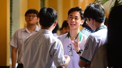 Phụ huynh TPHCM thơm má, đập tay truyền động lực cho con thi lớp 10