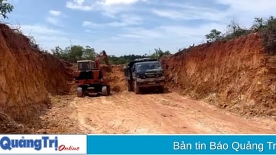 Bắt quả tang xe múc khai thác đất trái phép sát đường Hùng Vương nối dài đang thi công