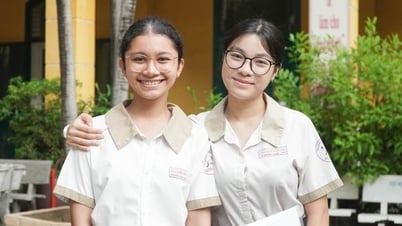 Nữ sinh TP HCM rạng rỡ trong ngày thi đầu tiên