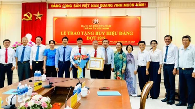 Nguyên Giám đốc Sở Tài chính – Vật giá tỉnh Tây Ninh nhận huy hiệu 60 năm tuổi Đảng