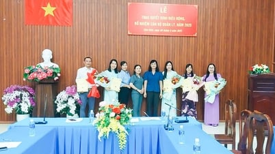 Trao quyết định quản lý ngành giáo dục TX. Tịnh Biên