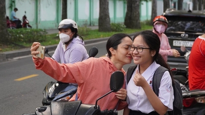 Những khoảnh khắc xúc động tại kỳ thi tuyển sinh lớp 10