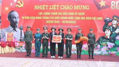 Quân khu 4 đón, tặng quà lực lượng Quân khu 7 tham gia diễu binh, diễu hành kỷ niệm 80 năm Quốc khánh