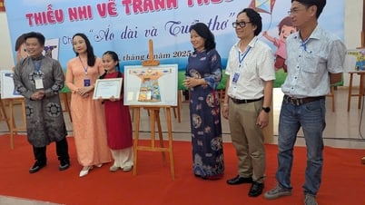 Học sinh vẽ tranh về áo dài và tuổi thơ