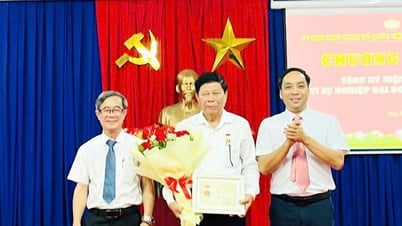 베트남 조국전선 중앙위원회는 판 응옥 아인(Duy Xuyen) 씨에게 기념 메달을 수여했습니다.