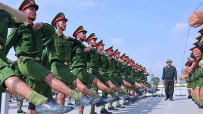경찰관들이 9월 2일 국경일 80주년을 기념하는 퍼레이드를 위해 연습하고 있다.