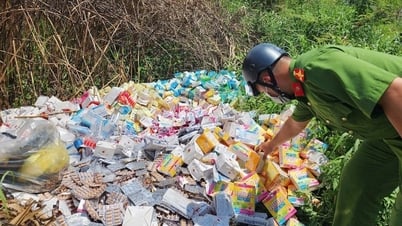 Thuốc, thực phẩm chức năng bị vứt thành đống ven đường ở TP Hồ Chí Minh