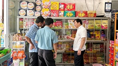 Chủ tịch UBND huyện Tri Tôn kiểm tra tình hình buôn lậu, hàng giả