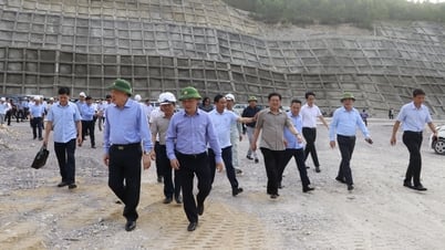 Phó Thủ tướng Thường trực Chính phủ Nguyễn Hoà Bình kiểm tra hiện trường thi công hầm Sơn Triệu, thuộc phường Nhơn Hoà, thị xã An Nhơn