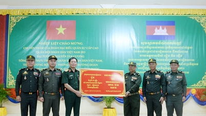 Đại tướng Nguyễn Tân Cương thăm Trường Hữu nghị Hạ sĩ quan số 4 Campuchia-Việt...