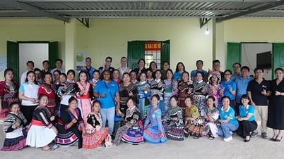 Un représentant de l'ONU visite une communauté reconstruite après le typhon Yagi