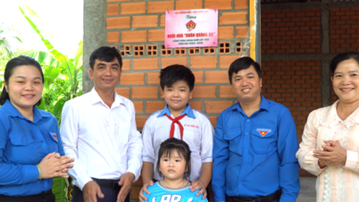Trao ngôi nhà Khăn quàng đỏ cho học sinh có hoàn cảnh khó khăn