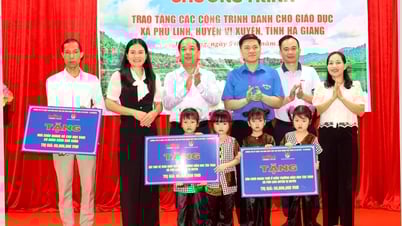 Báo Tuổi trẻ Thủ đô trao quà cho Trường Mầm non xã Phú Linh (Vị Xuyên)