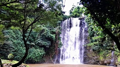La cascada es como una tira de seda blanca que lleva la leyenda de un héroe en Lam Dong.