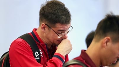 Les joueurs vietnamiens somnolents avant leur vol pour la Malaisie