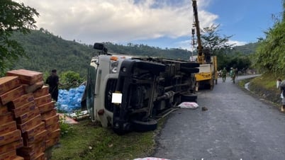 Truck carrying relief goods for people affected by flash floods in Nghe An overturned on a mountain slope