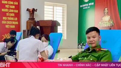 El subjefe de policía de la comuna de Ha Tinh dona sangre para salvar a un paciente grave en Nghe An