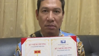 NSƯT Quang Thắng khiến dân mạng cười ngất vì biểu cảm 'hình sự' khi nhận giải