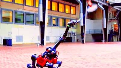 Robot bốn chân chơi cầu lông cùng con người