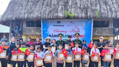 Trao học bổng và quà tặng cho học sinh khó khăn tại biên giới Tây Giang