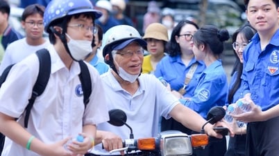 Ông ngoại 76 tuổi đưa cháu đi thi cấp 3 để 'được vía tốt'