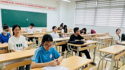 Сегодня утром абитуриенты из Ханоя приступили к вступительным экзаменам в 10-й класс.