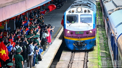 [Photo] Joy on special trains carrying officers and soldiers to Hanoi to perform duties A80