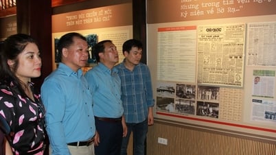 Des fonctionnaires et des membres de l'Association provinciale de littérature, d'arts et de journalistes participent à l'activité de retour aux sources à Thai Nguyen
