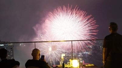 Đội Việt Nam và Ba Lan cùng vẽ nên "bản giao hưởng" pháo hoa trên bầu trời Đà Nẵng