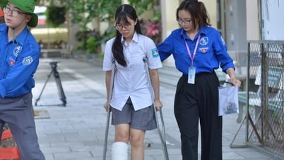 Nữ sinh chống nạng đi thi vào lớp 10 với lời chúc đặc biệt