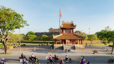 Ciudad de Hue: Un vibrante programa de marchas "Ao Dai por las calles" en 2025