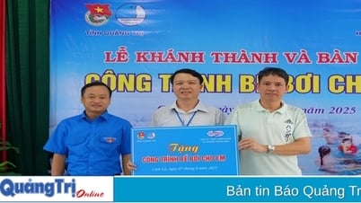 Bàn giao 2 “Bể bơi cho em” cho học sinh vùng lũ