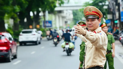 Cán bộ, chiến sĩ Công an Hà Nội túc trực tại các điểm trường hỗ trợ sĩ tử