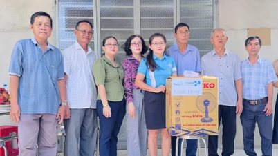 Tan Binh Commune: Handing over Great Solidarity houses to poor households