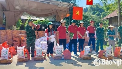 Đoàn thiện nguyện trao quà cho đồng bào vùng lũ Nhôn Mai