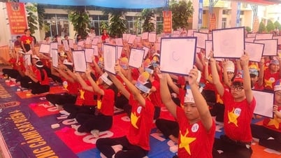 Cảnh sát biển trao cờ Tổ quốc và đồng hành với ngư dân ở Kiên Giang