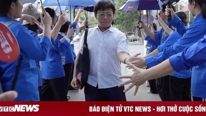 Phụ huynh 'xuống tiền' cả triệu đồng, thưởng nóng cho sĩ tử thi lớp 10 ra sớm