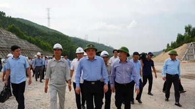Phó Thủ tướng Thường trực kiểm tra tiến độ dự án cao tốc đường bộ Bắc – Nam đoạn qua Bình Định
