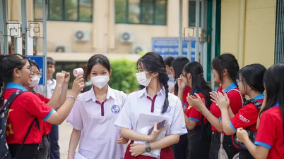 Một phòng thi lớp 10 tại TPHCM bất ngờ bị dột, thí sinh phải chuyển phòng thi