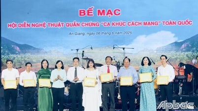 Tien Giang gewann die Goldmedaille für die gesamte Delegation bei der Nationalen Massenkunstperformance „Revolutionäre Lieder“ 2025.