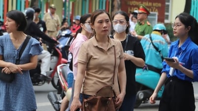 Gần 103.000 thí sinh Hà Nội bước vào môn thi đầu tiên, bố mẹ hồi hộp hơn con