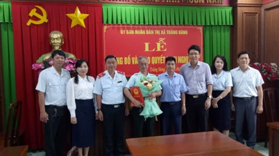 Trang Bang Town announced and awarded retirement decisions to officials.