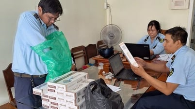 An Giang Market Management discovered and seized 220 packs of smuggled cigarettes.